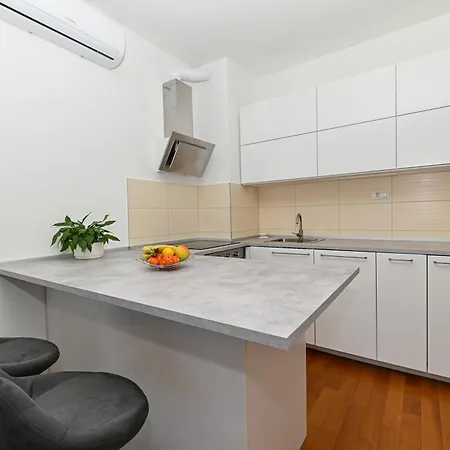 Comfort With Parking & View * Split