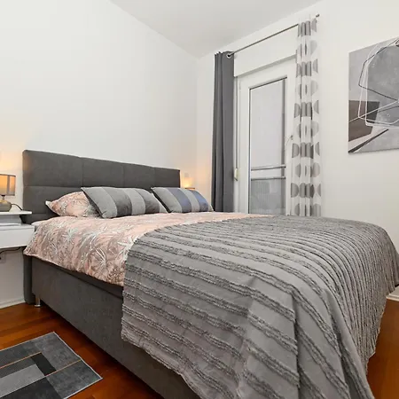 Lägenhet Comfort With Parking & View Split