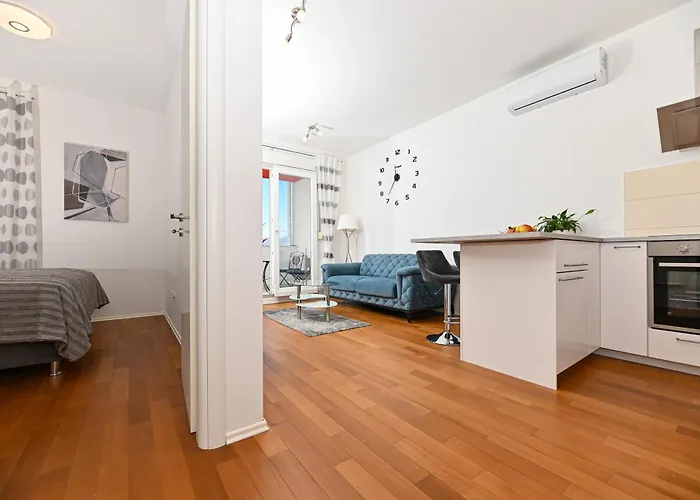 Apartment Comfort With Parking & View Split