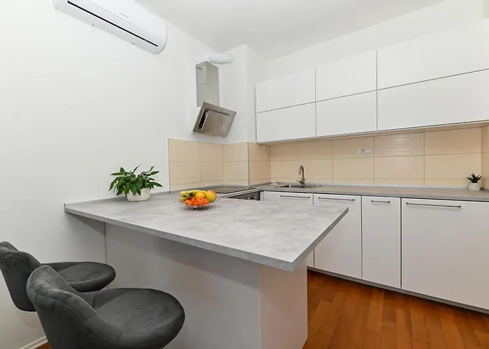 Comfort With Parking & View * Split