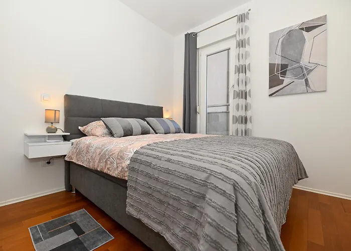 Apartment Comfort With Parking & View Split