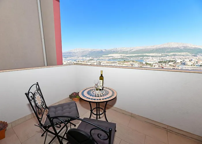 Comfort With Parking & View Apartment Split